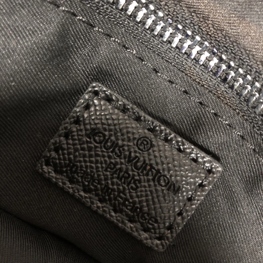 Louis Vuitton NEW FLAP MESSENGER M30813 10 M