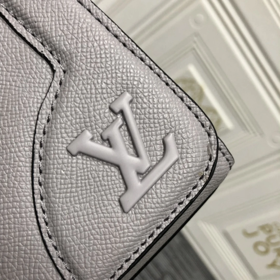 Louis Vuitton NEW FLAP MESSENGER M30813 14 M