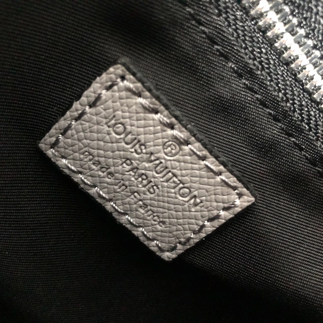 Louis Vuitton NEW FLAP MESSENGER M30813 15 M