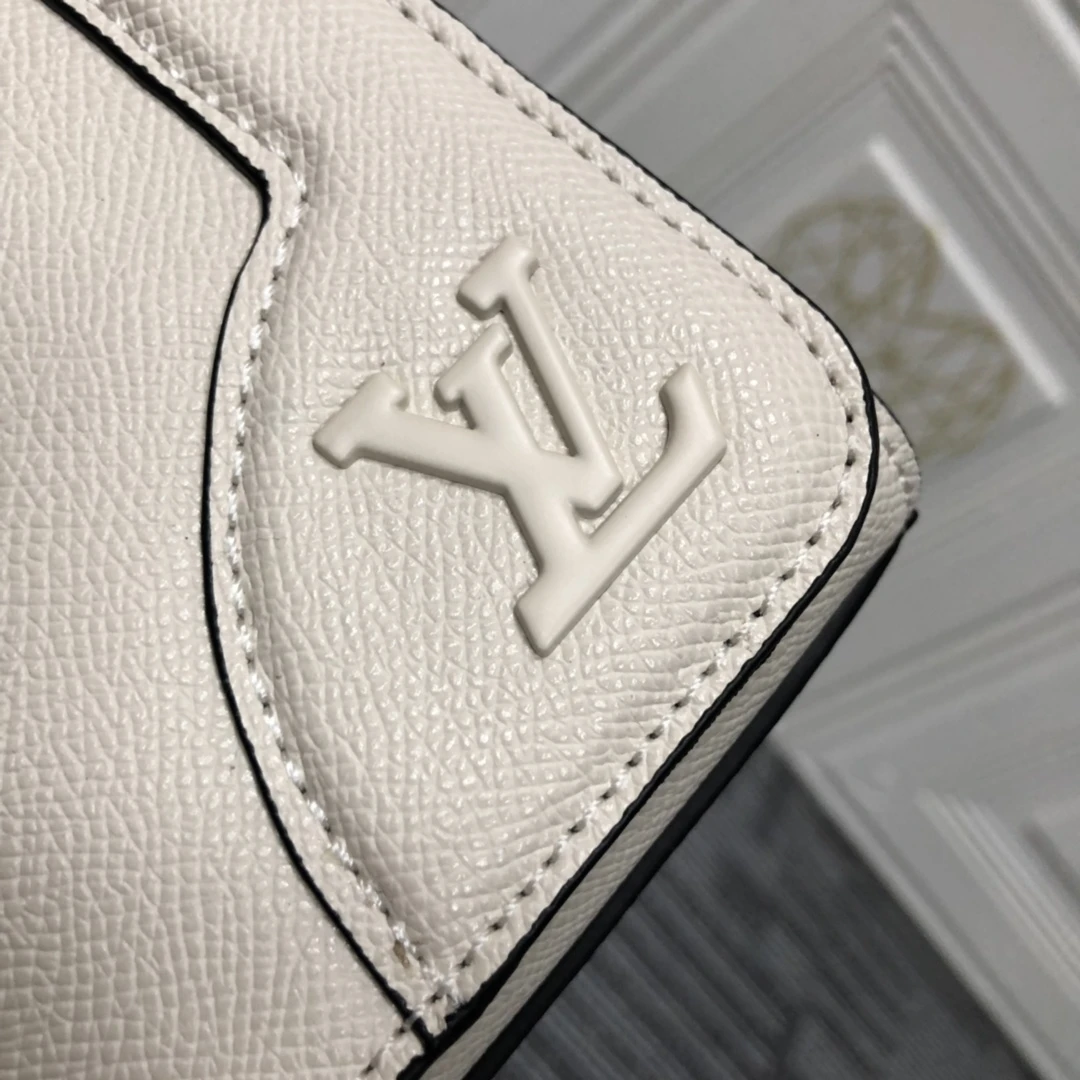 Louis Vuitton NEW FLAP MESSENGER M30813 18 M