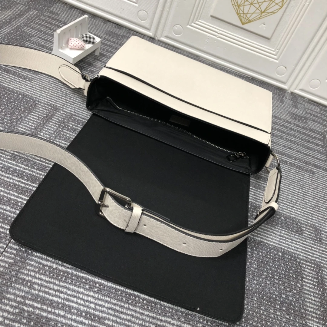 Louis Vuitton NEW FLAP MESSENGER M30813 19 M
