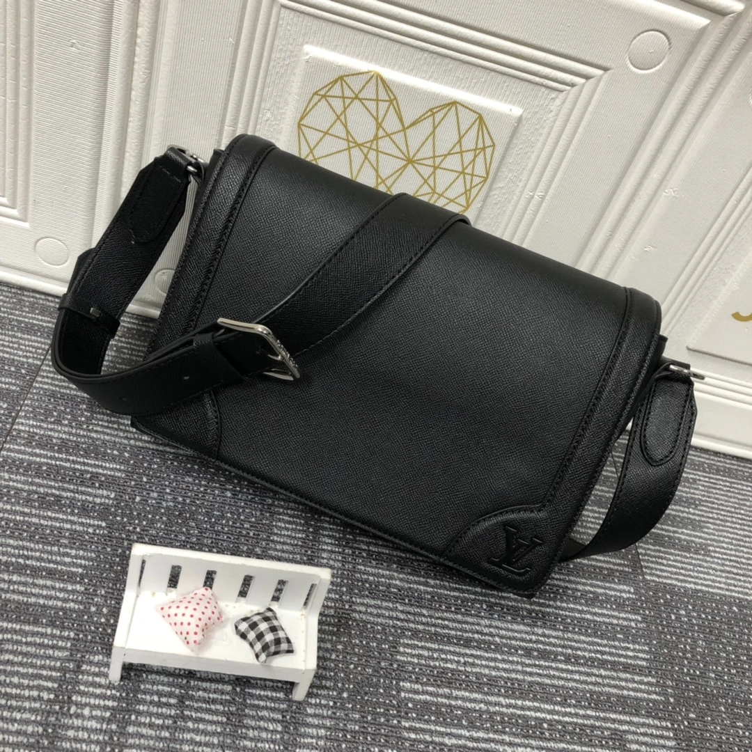 Louis Vuitton NEW FLAP MESSENGER M30813 2 M