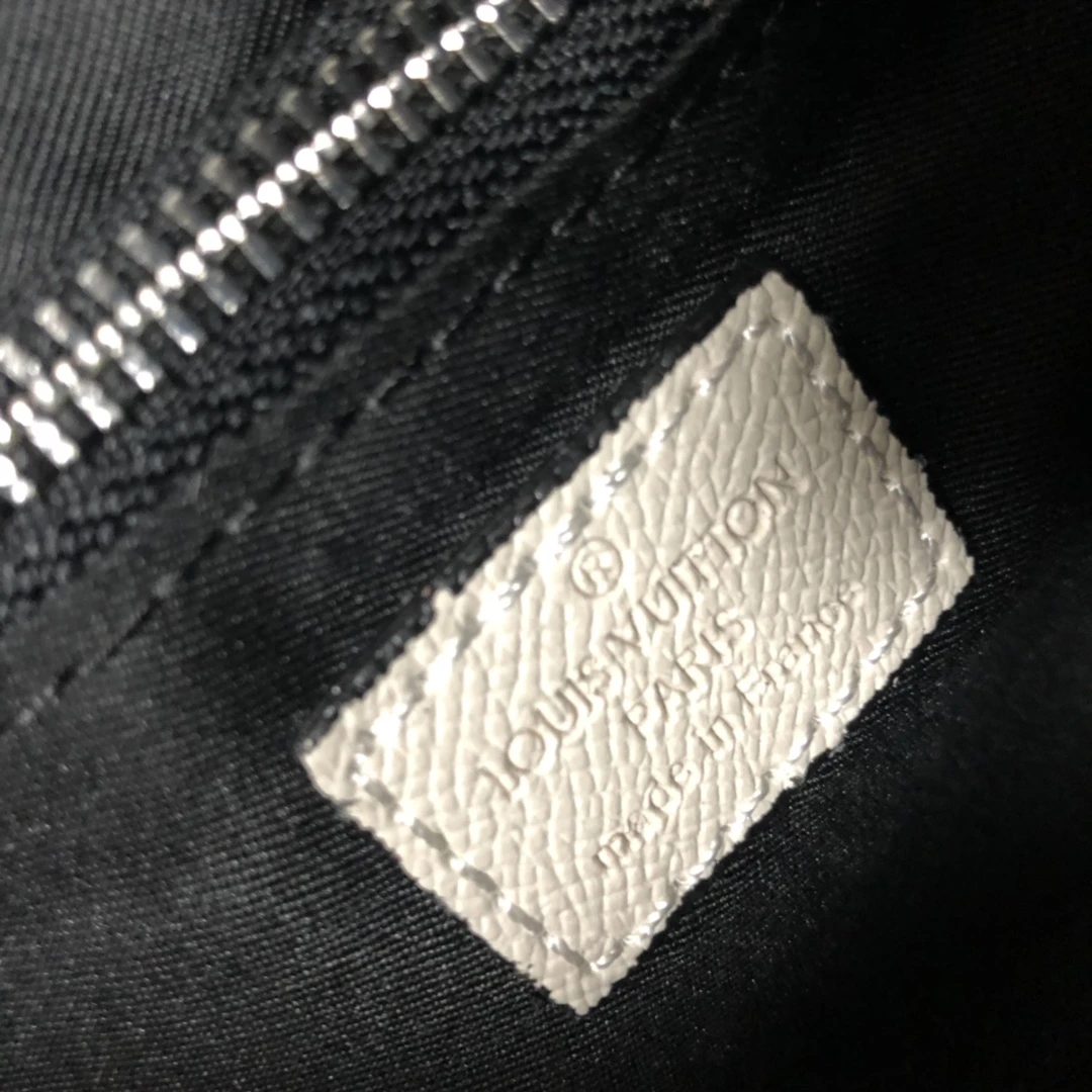 Louis Vuitton NEW FLAP MESSENGER M30813 20 M