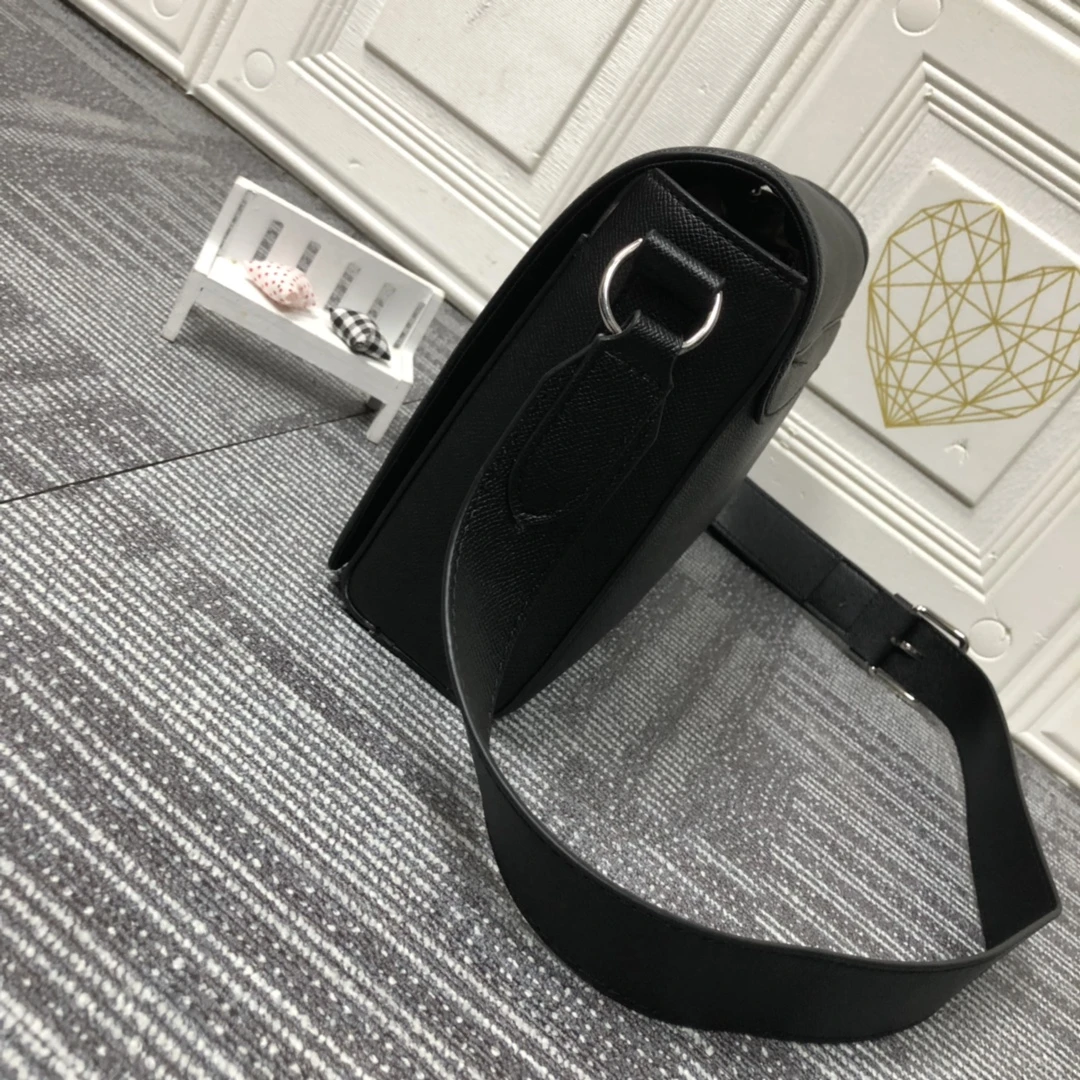 Louis Vuitton NEW FLAP MESSENGER M30813 4 M