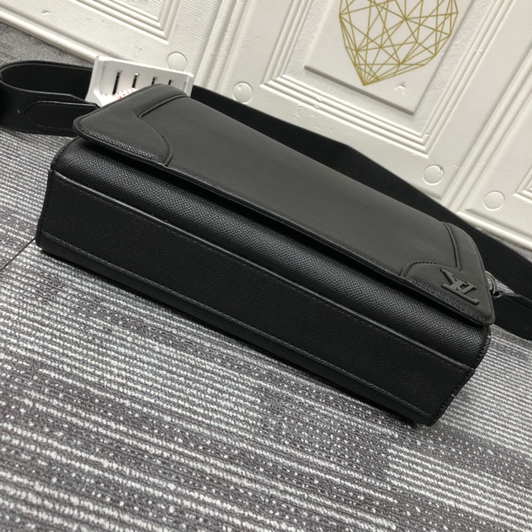 Louis Vuitton NEW FLAP MESSENGER M30813 6 M