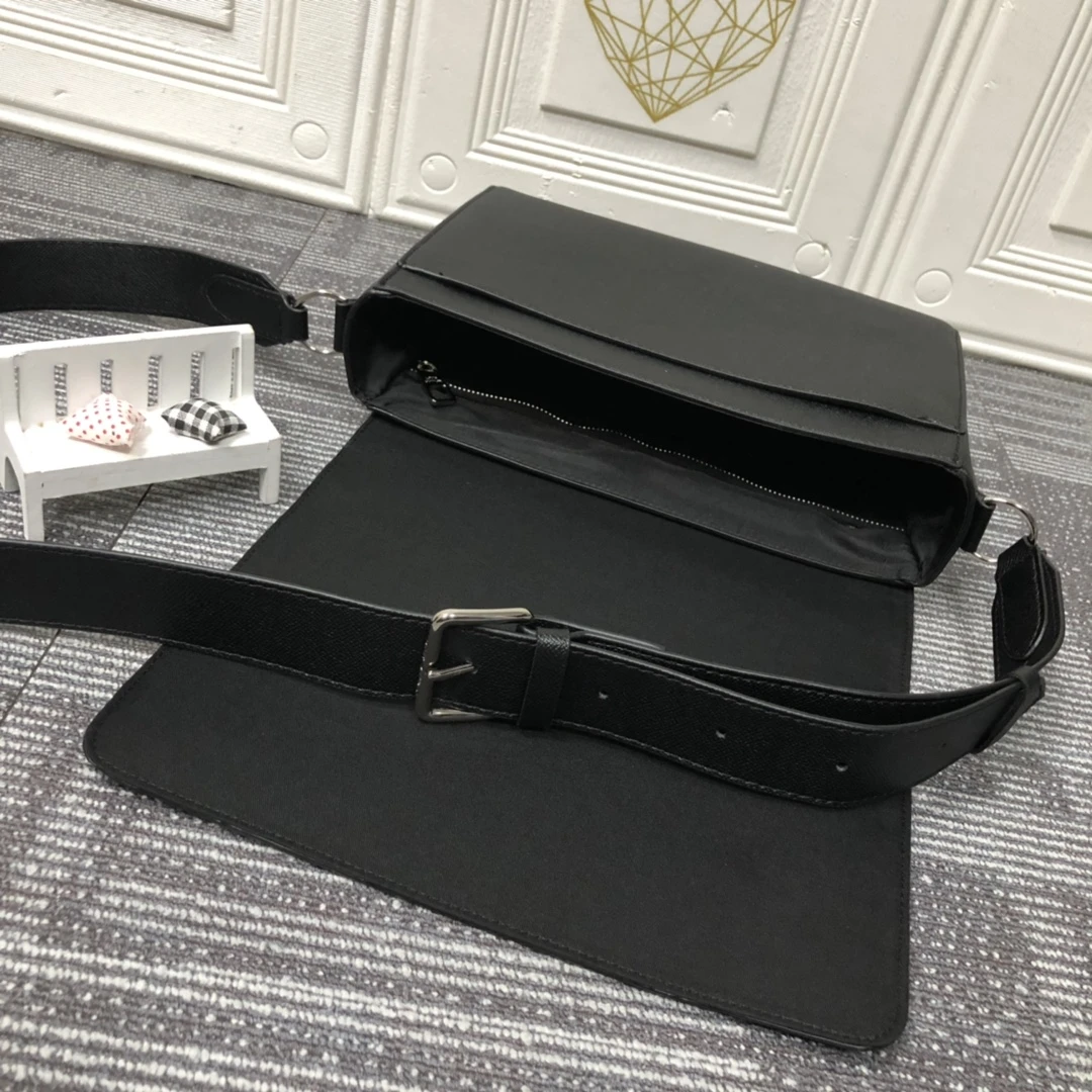 Louis Vuitton NEW FLAP MESSENGER M30813 9 M