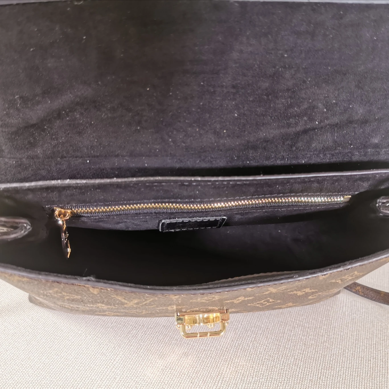 Louis Vuitton ONE HANDLE M43125 3 M