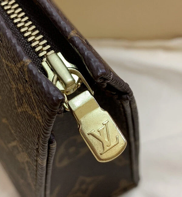 Louis Vuitton Toiletry Pouch 19 M47544 5 M e