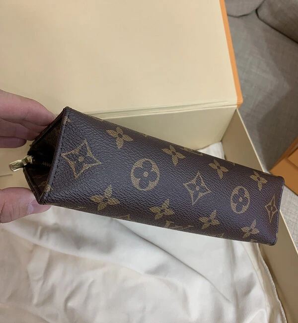 Louis Vuitton Toiletry Pouch 19 M47544 7 M e