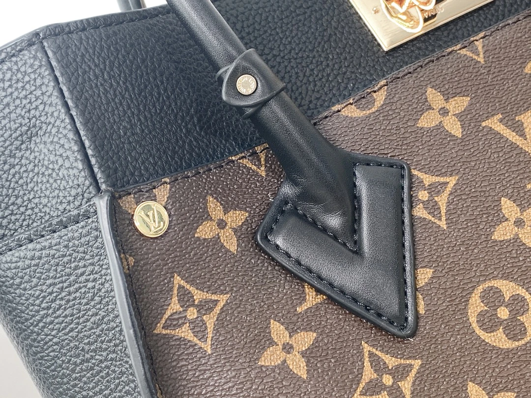 Louis Vuitton ON MY SIDE M53827 4 M