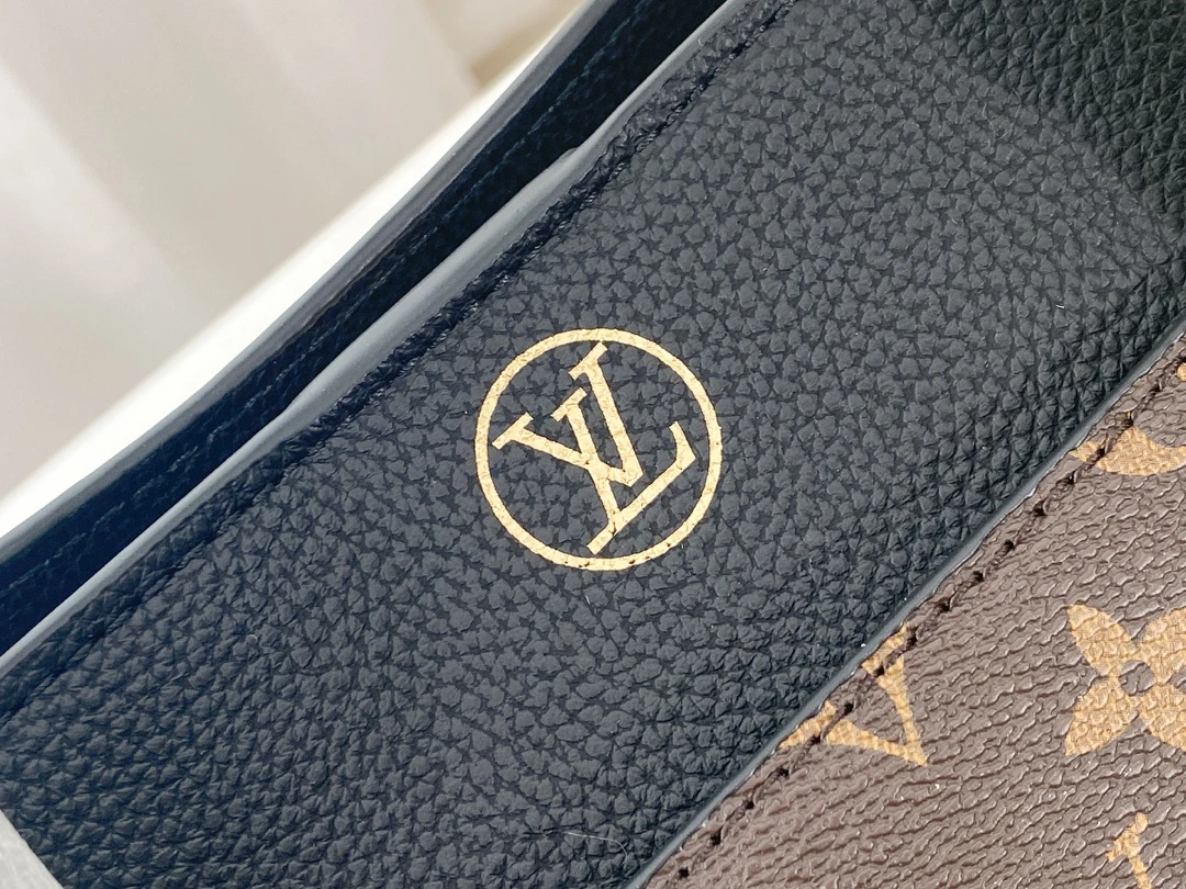 Louis Vuitton ON MY SIDE M53827 7 M