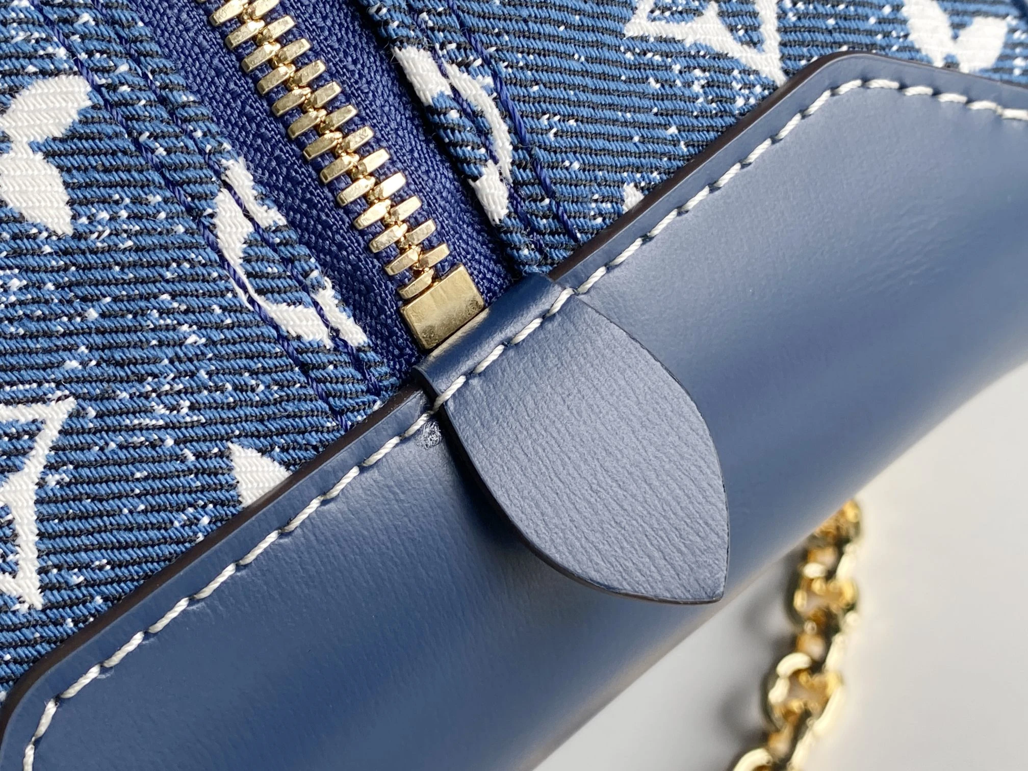 Louis Vuitton Square Bag 6 M