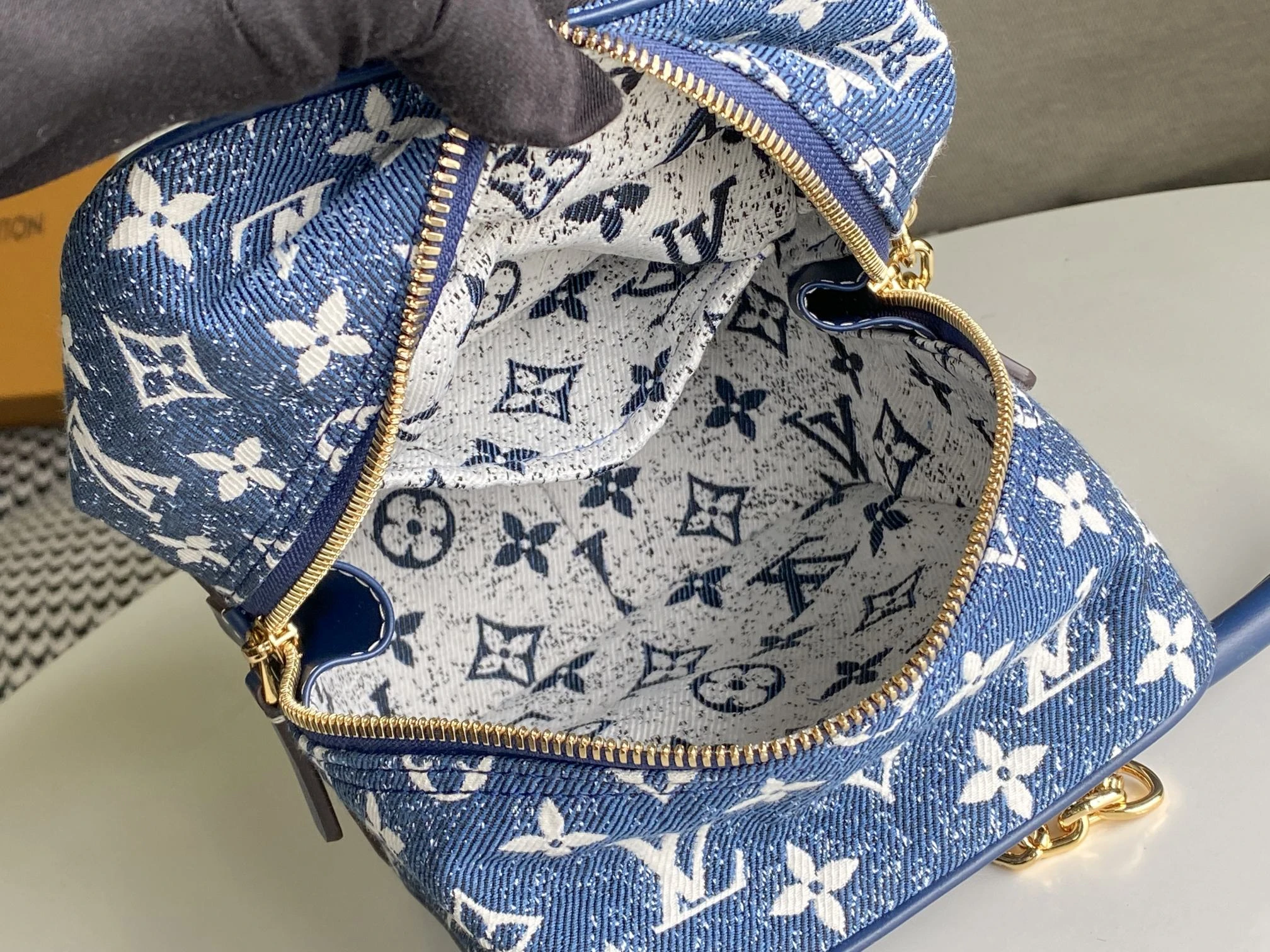 Louis Vuitton Square Bag 7 M