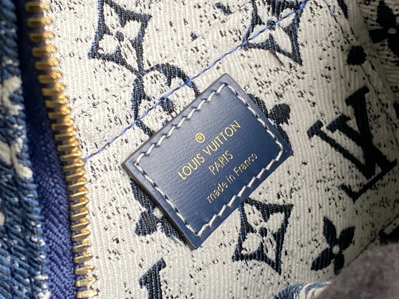 Louis Vuitton Square Bag 8 M