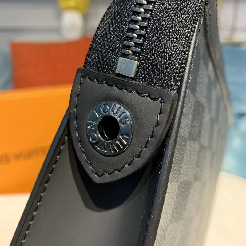 Louis Vuitton Pochette Voyage MM M61692 9 M