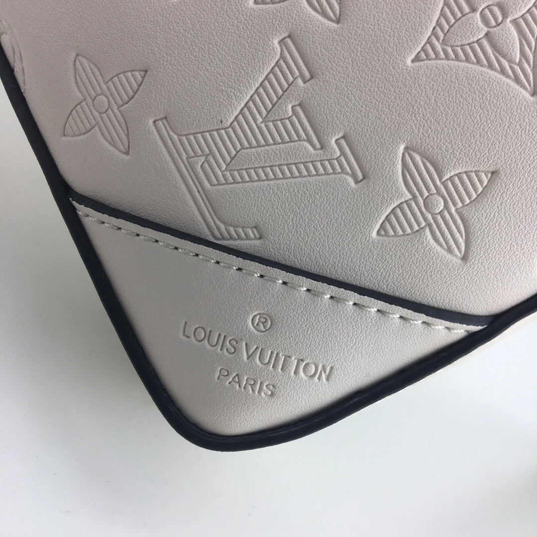 Louis Vuitton TRIO MESSENGER Embossed M69443 WHITE/BLACK 7 M