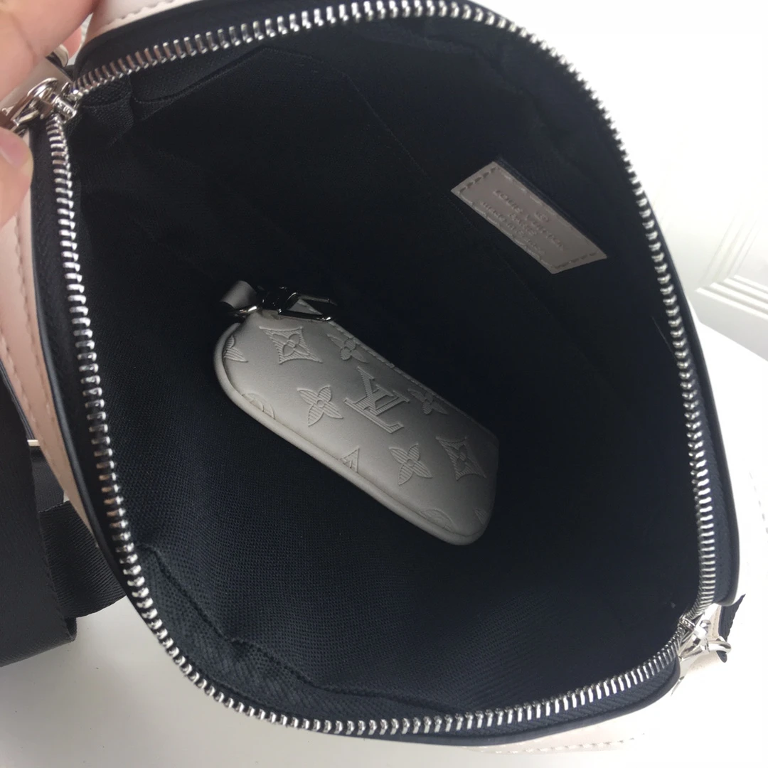 Louis Vuitton TRIO MESSENGER Embossed M69443 WHITE/BLACK 12 M