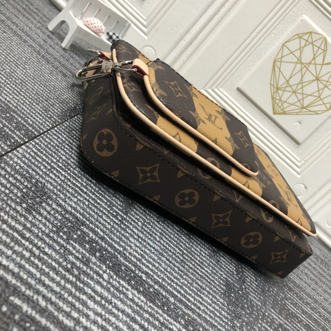 Louis Vuitton 3in1 Pochette Trio Messenger M69443 6 M