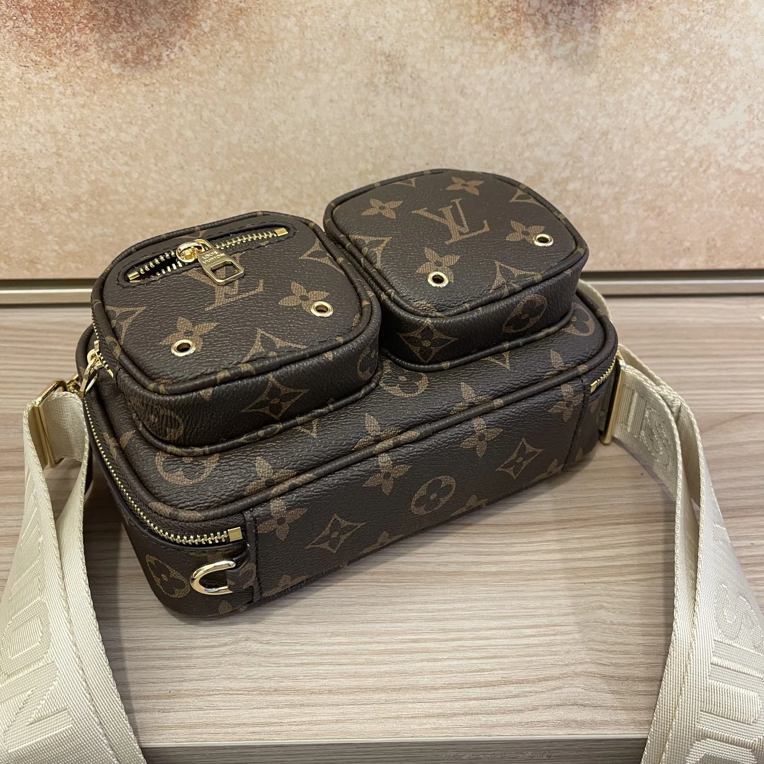 Louis Vuitton The Sporty Utility Crossbody bag 4 M