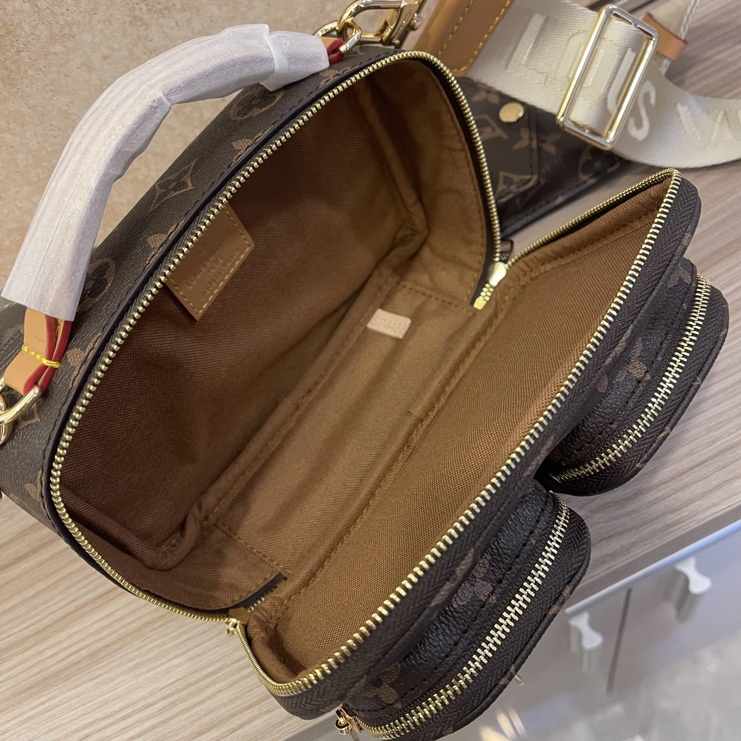 Louis Vuitton The Sporty Utility Crossbody bag 5 M