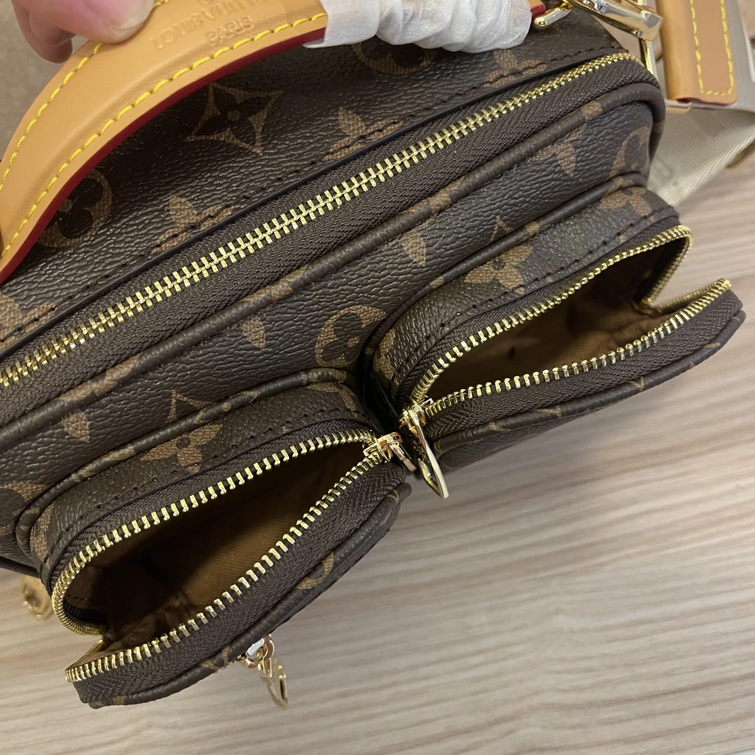 Louis Vuitton The Sporty Utility Crossbody bag 6 M