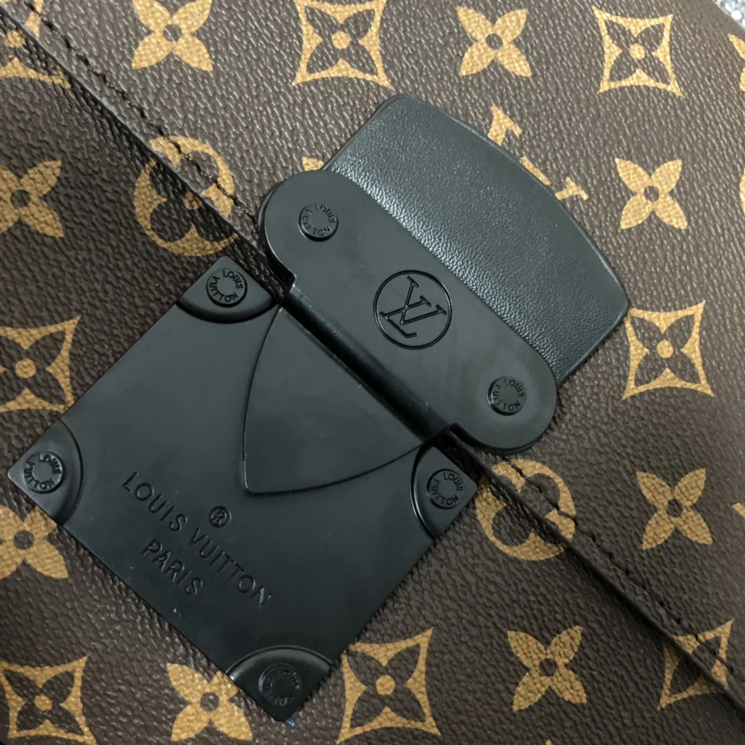 Louis Vuitton S LOCK A4 POUCH M80560 15 M