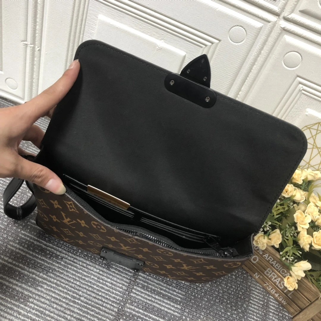 Louis Vuitton S LOCK A4 POUCH M80560 17 M