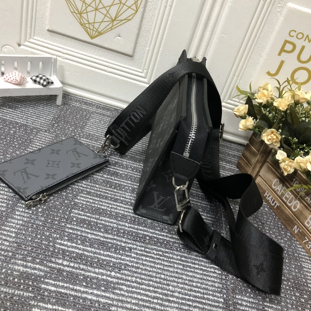 Louis Vuitton AAA- GASTON WEARABLE WALLET M81115 4 M