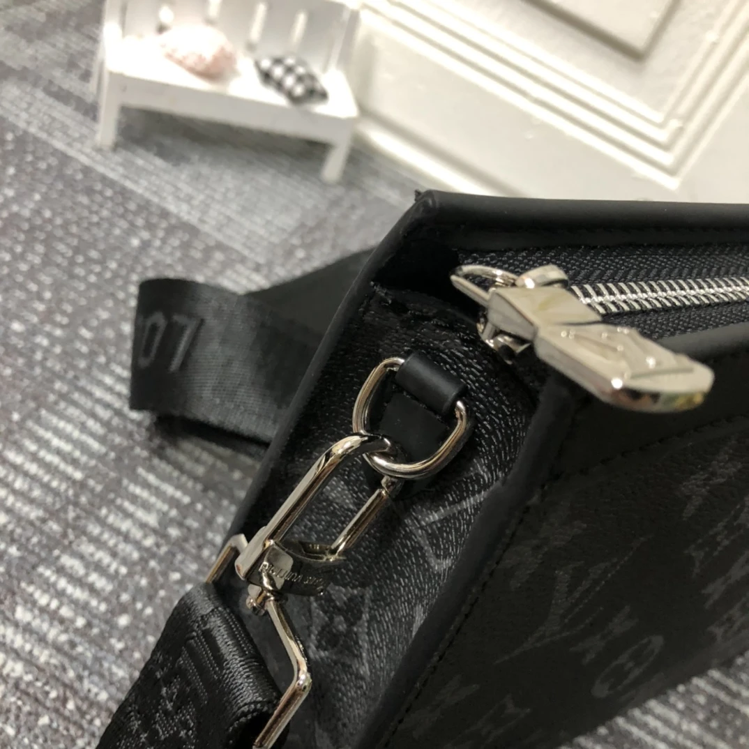 Louis Vuitton AAA- GASTON WEARABLE WALLET M81115 5 M