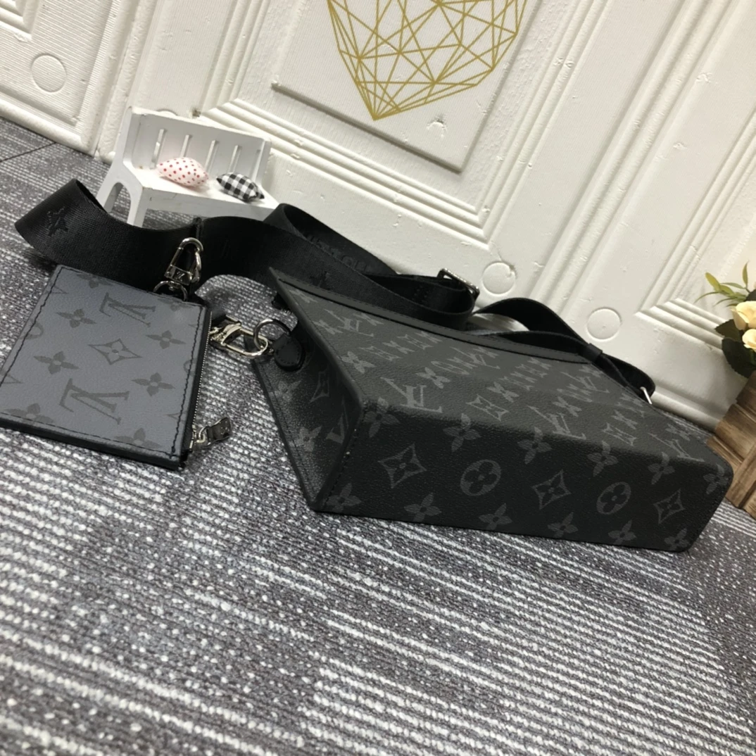 Louis Vuitton AAA- GASTON WEARABLE WALLET M81115 8 M