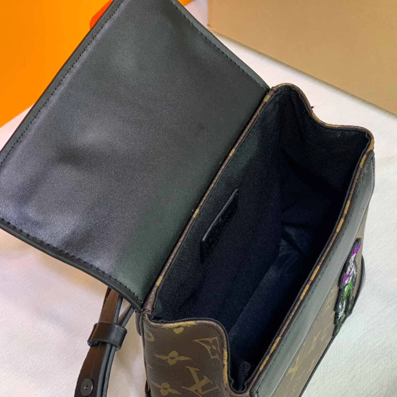 Louis Vuitton Zoooom With Friends M50991 2 m