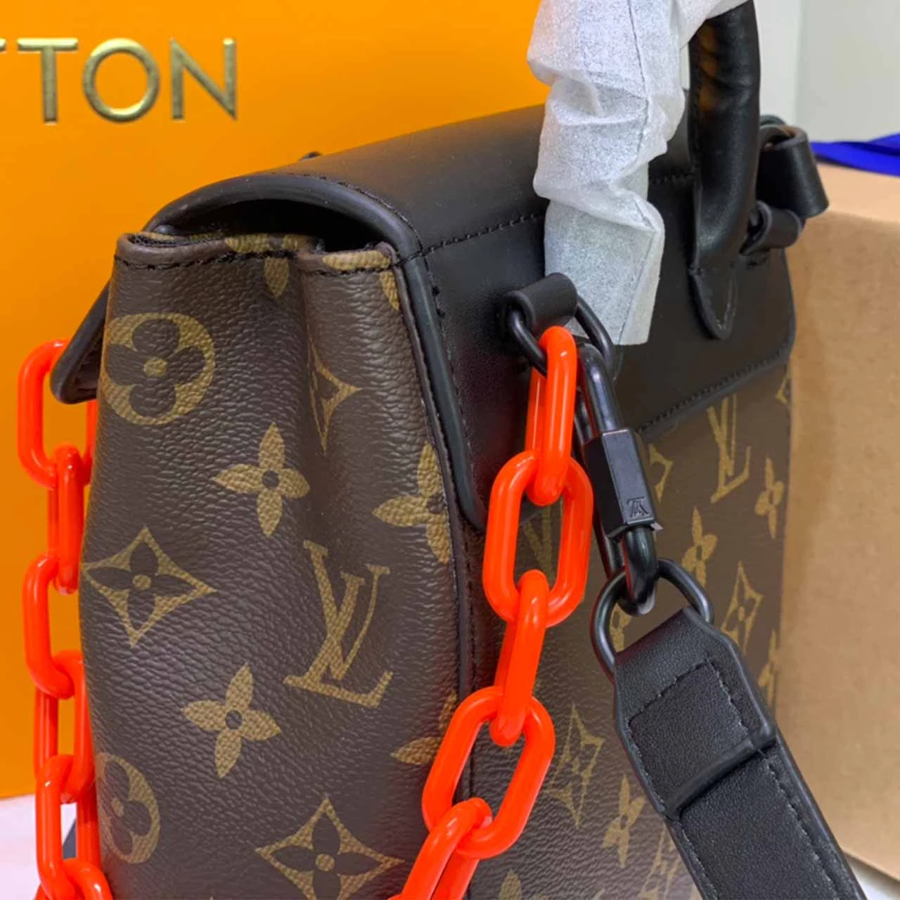 Louis Vuitton Zoooom With Friends M50991 3 m