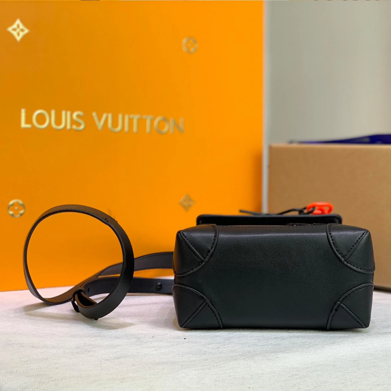 Louis Vuitton Zoooom With Friends M50991 4 m
