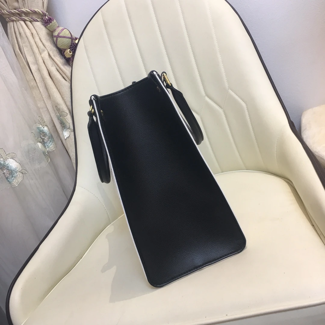 Louis Vuitton ONTHEGO MM M44568 21 white