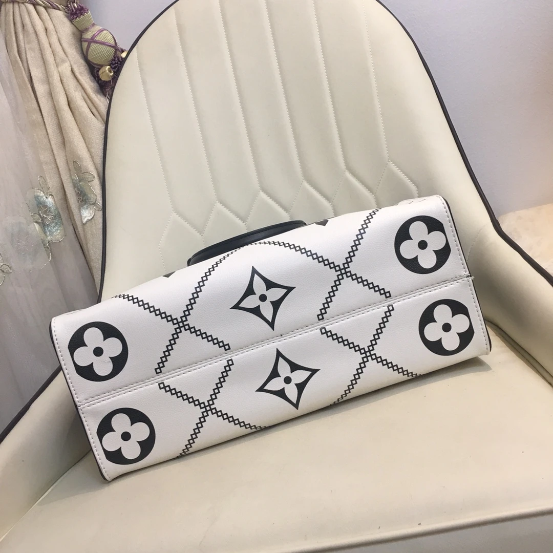 Louis Vuitton ONTHEGO MM M44568 22 white