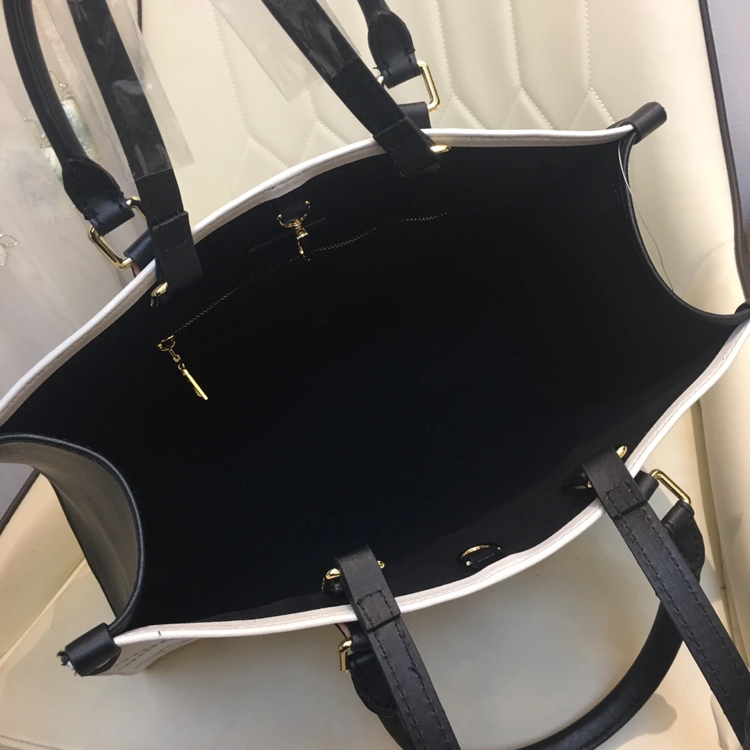 Louis Vuitton ONTHEGO MM M44568 24 white