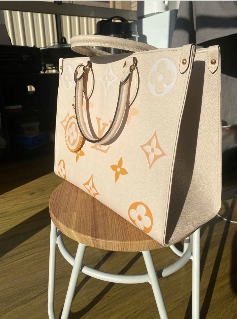 Louis Vuitton By The Pool-ONTHEGO MM Blue/Beige/Pink photo review