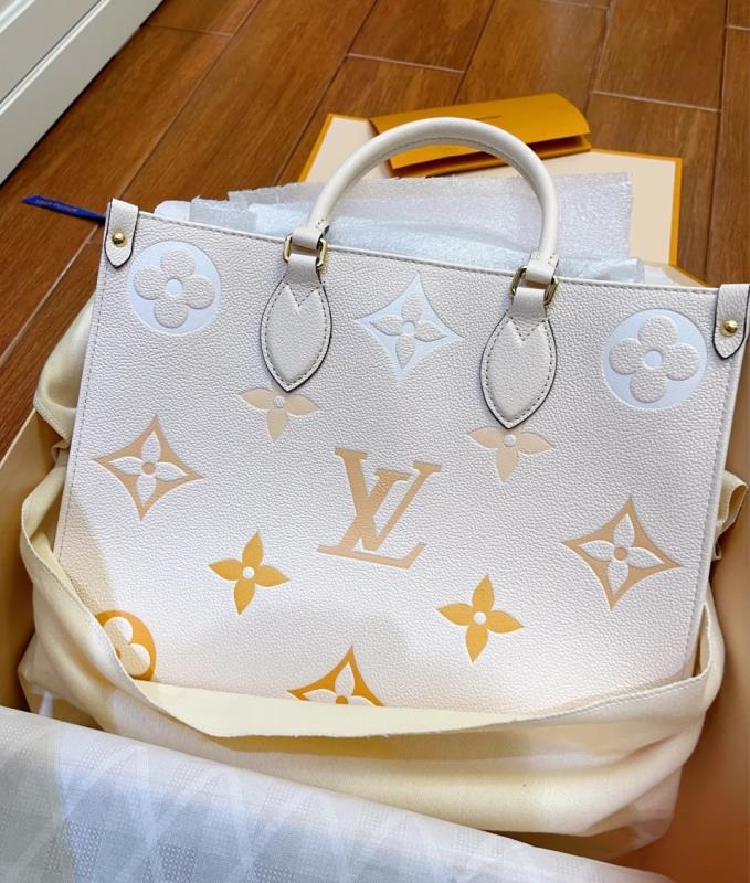 Louis Vuitton By The Pool-ONTHEGO MM Blue/Beige/Pink photo review